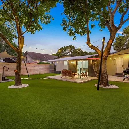 Modern Villa In Design District !